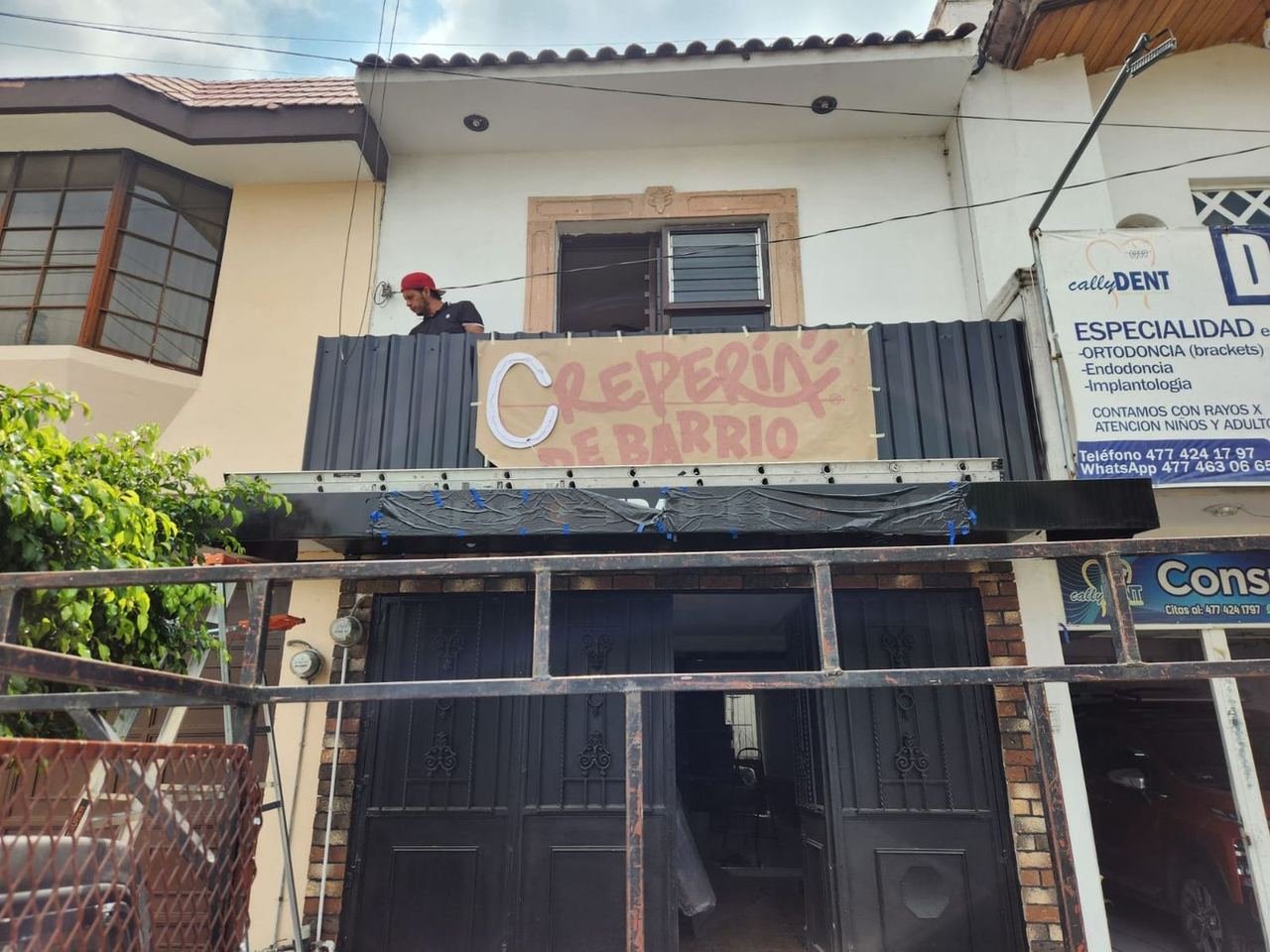Plantilla de papel en la fachada de Crepería de Barrio