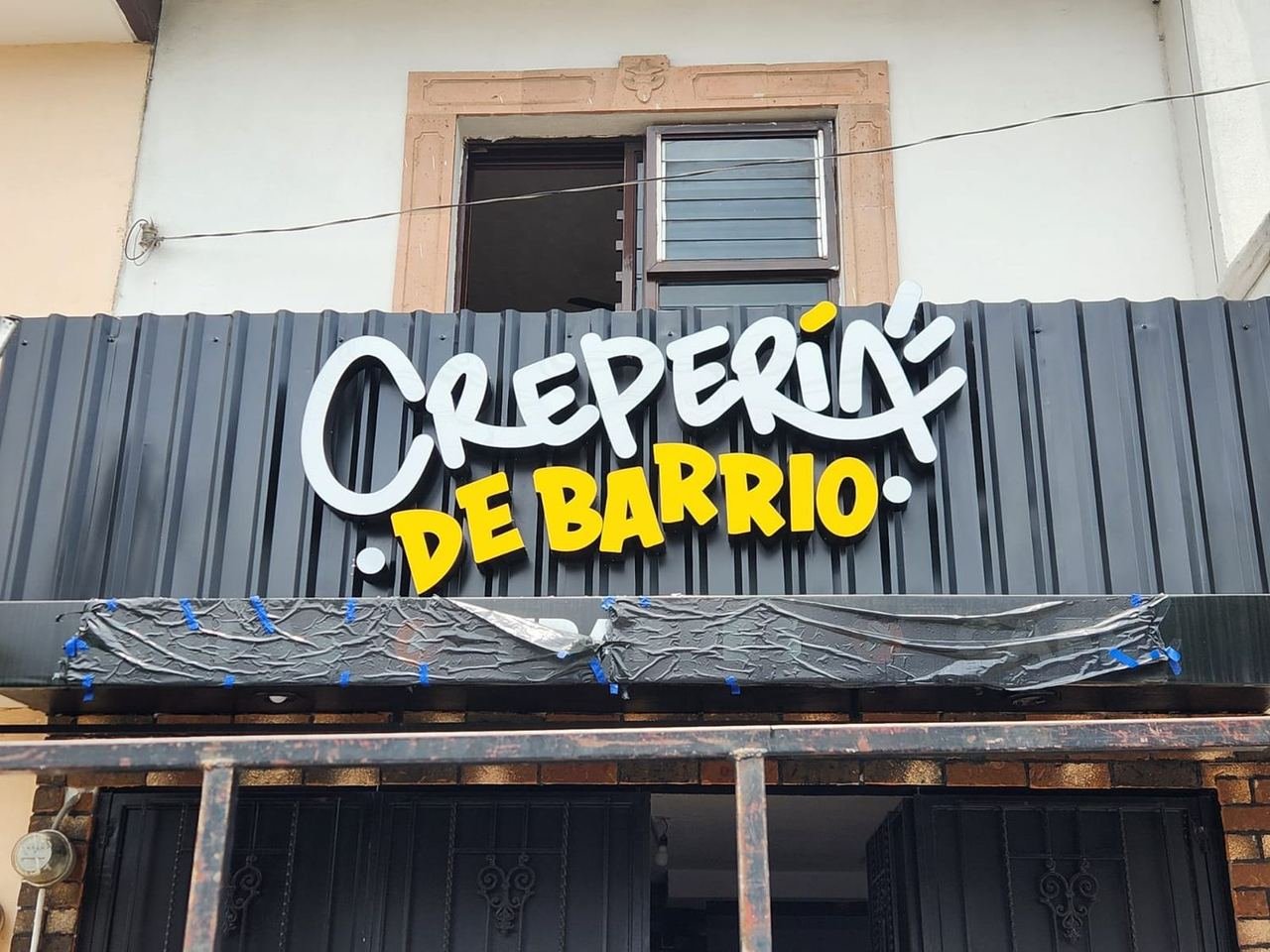 Crepería de Barrio con el letrero instalado