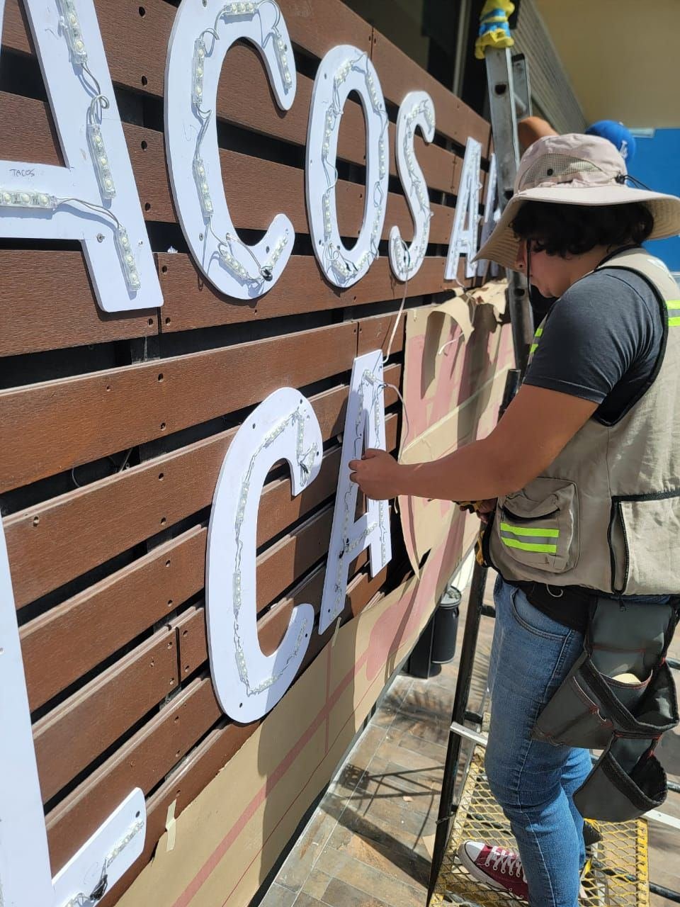 Instalación de letras con módulos LED a la vista