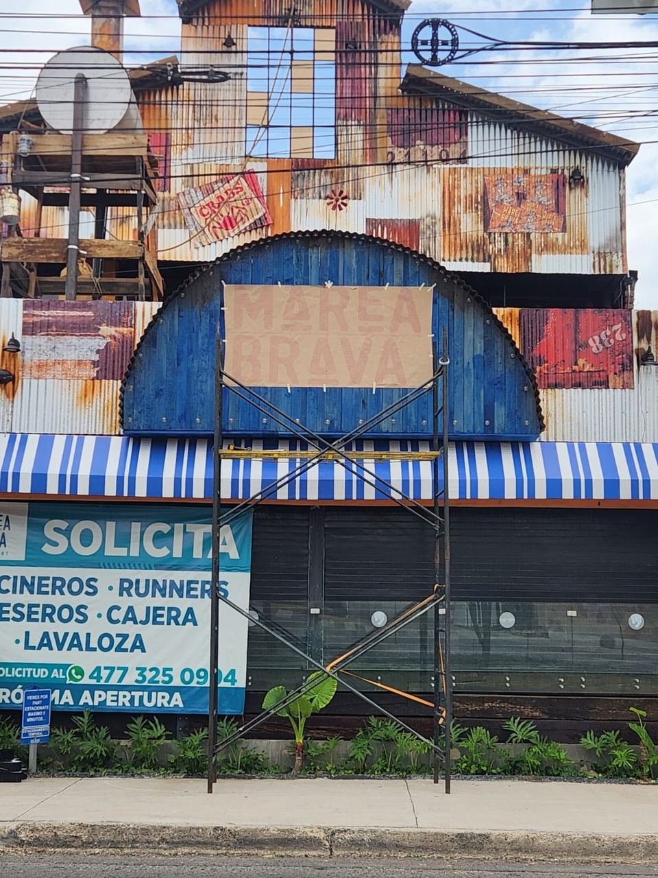 Plantilla de papel sobre la fachada para marcar la posición