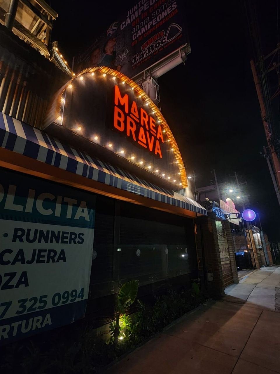 El letrero encendido la noche de la entrega