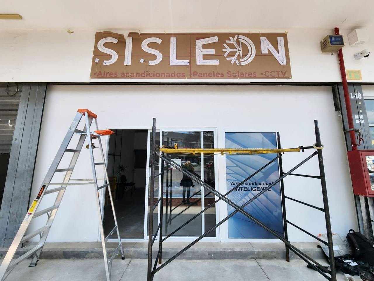 Plantilla de papel en la fachada de Sisleon