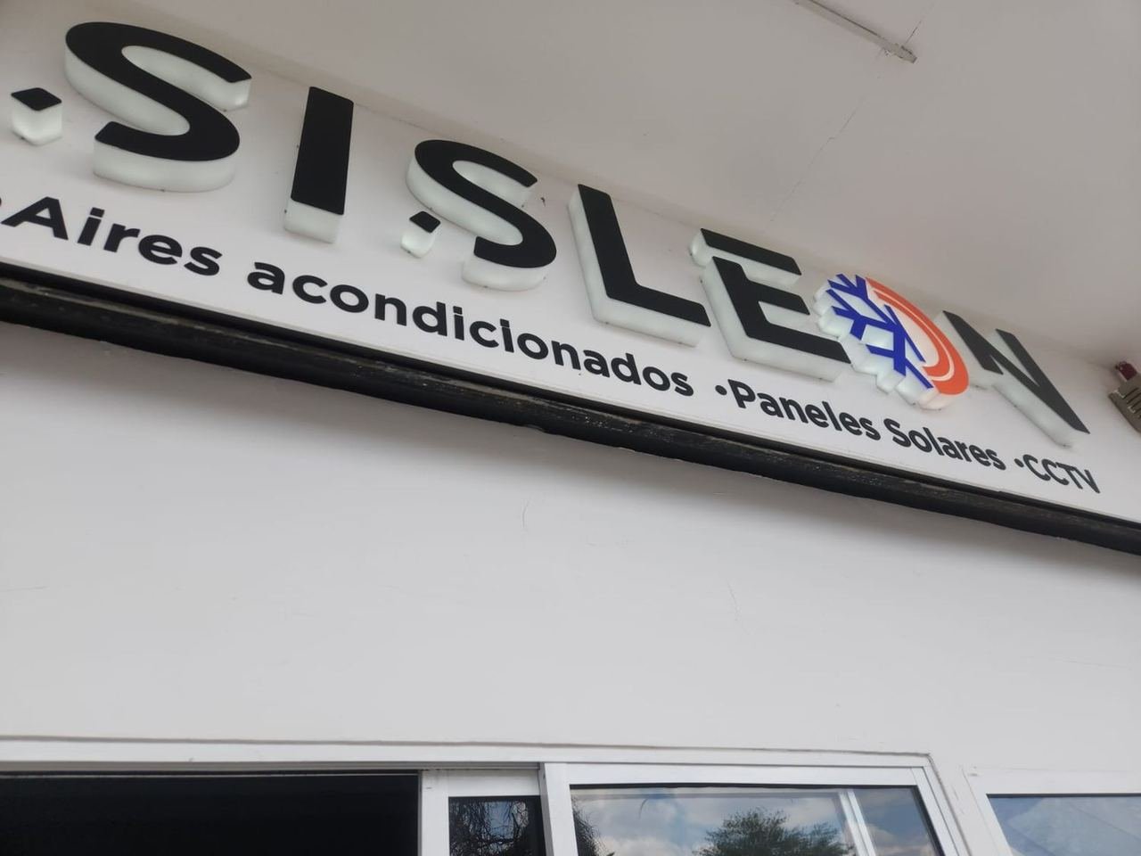 Sisleon con las letras instaladas