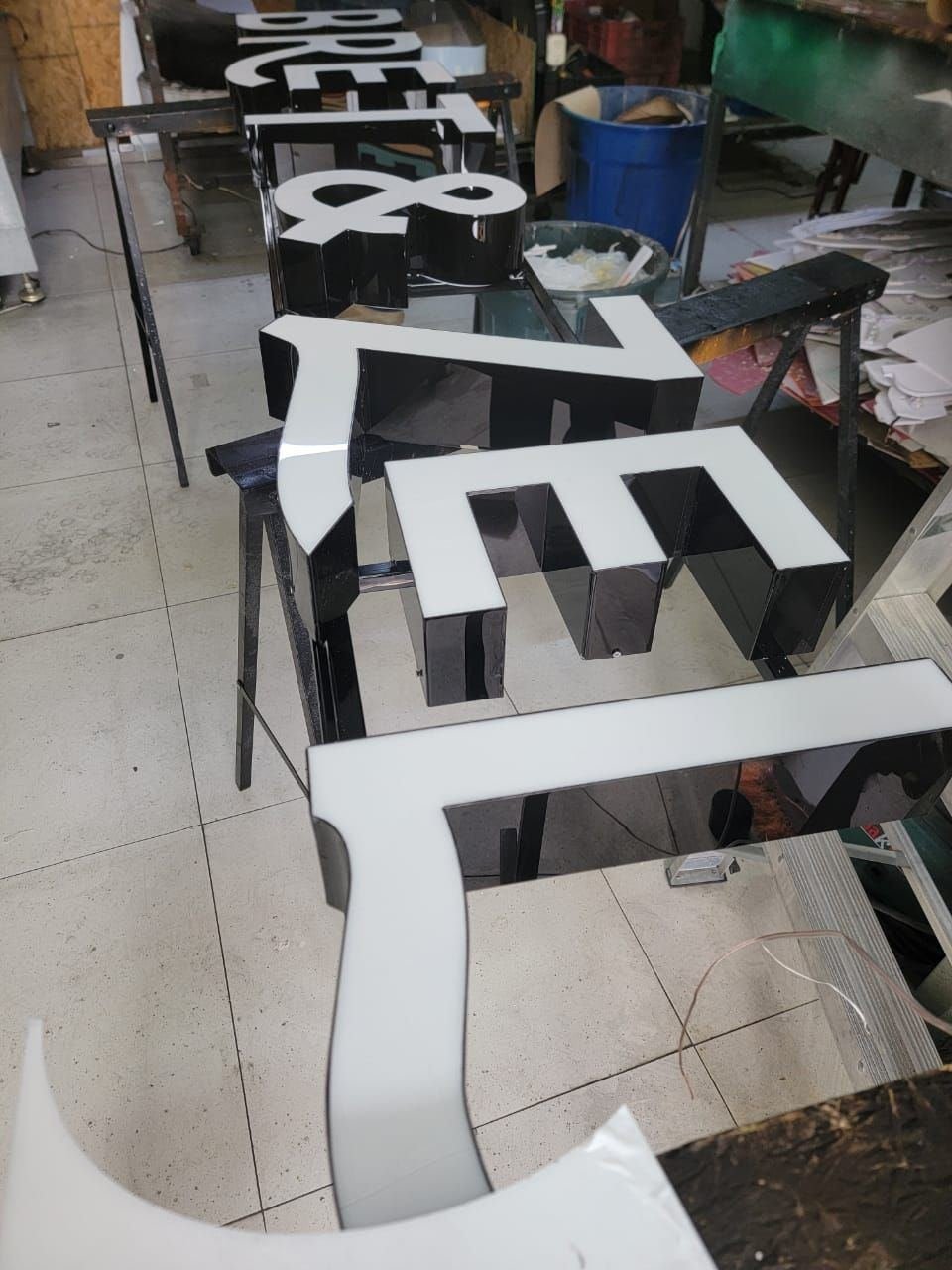 Letras de acrílico armadas en el taller