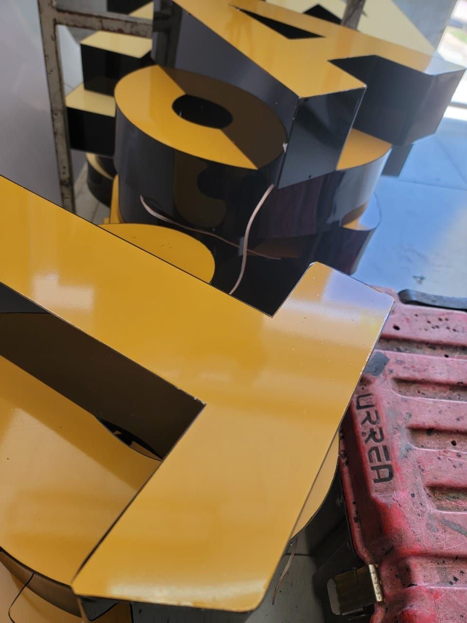 Letras de lámina pintada en amarillo y negro