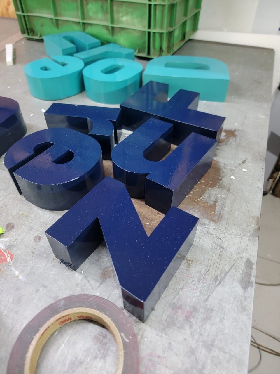 Letras tridimensionales terminadas en el taller