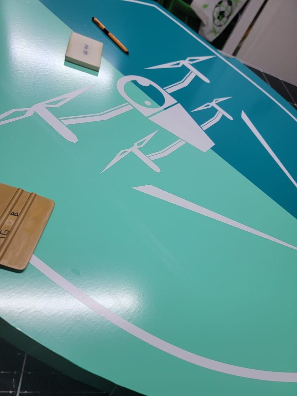 Aplicación de vinil de corte sobre acrílico