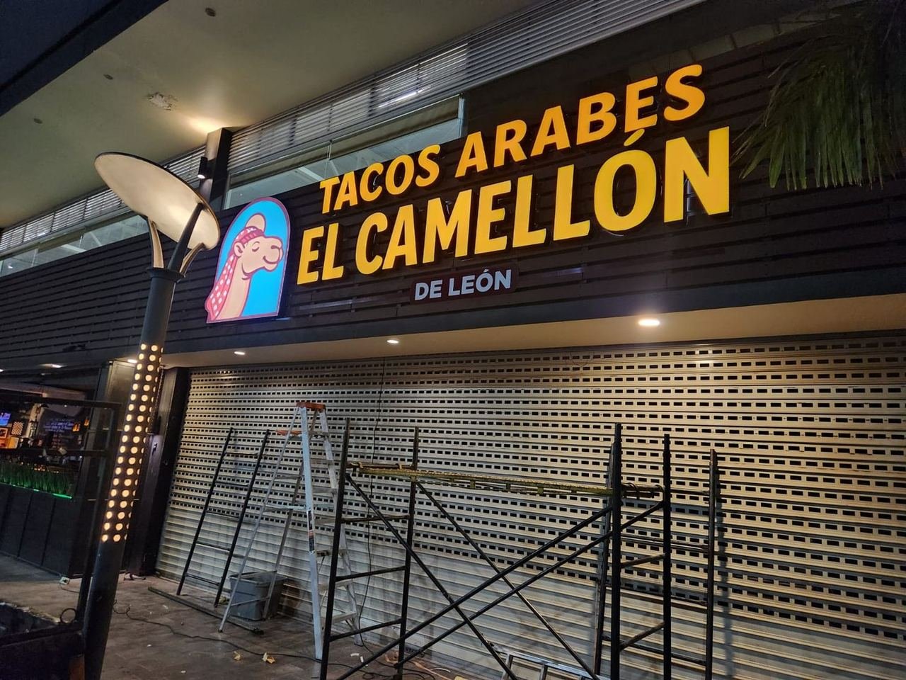 Letrero luminoso de Tacos Árabes El Camellón