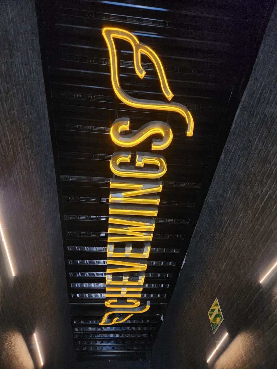 Neón LED vertical de Chevewings