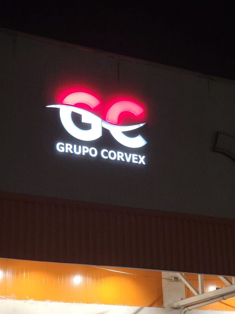 El mismo letrero encendido de noche