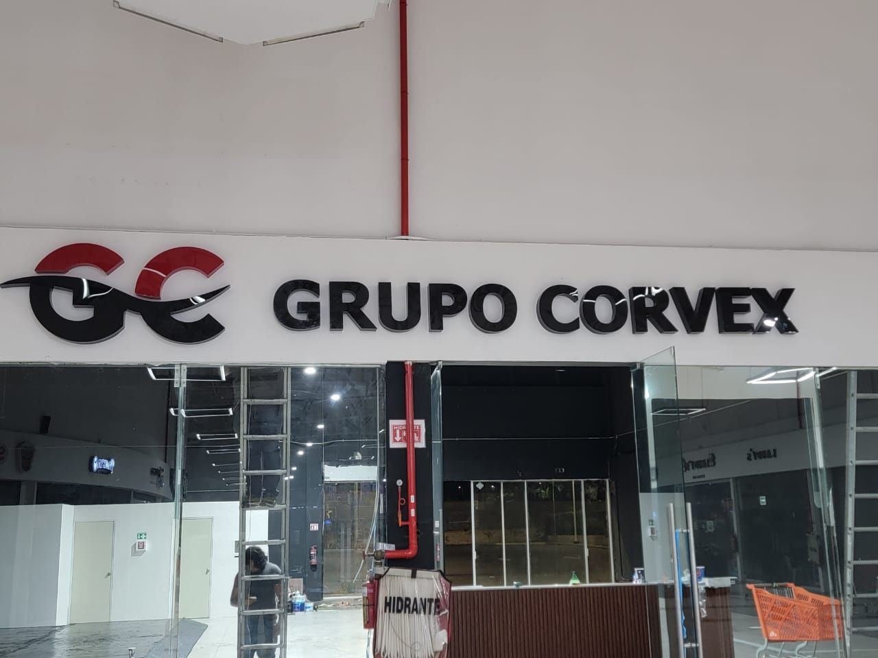 Letrero de Grupo Corvex apagado durante el día