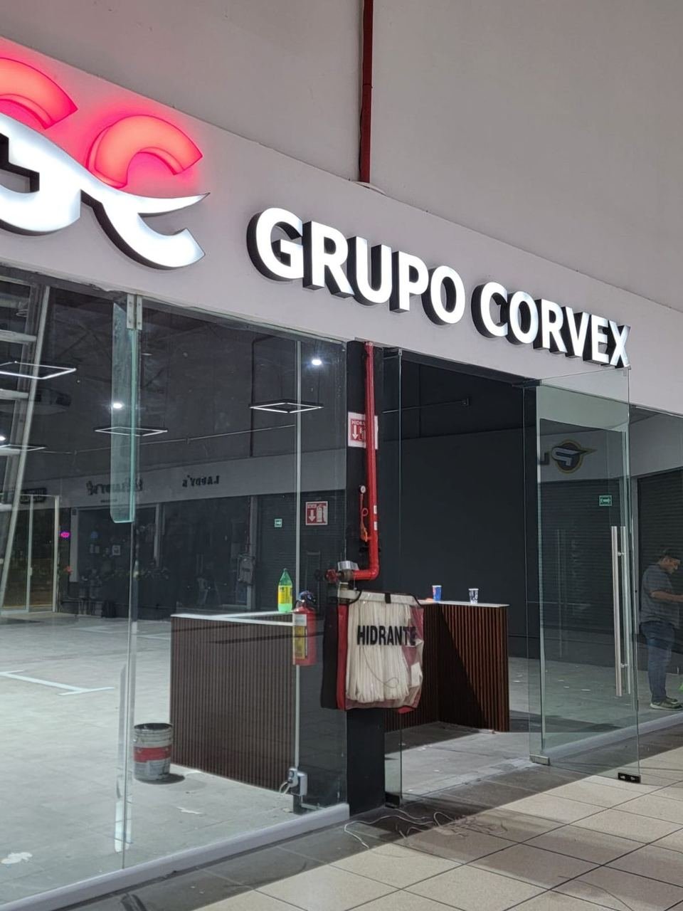 Letras de canal con frente iluminado en blanco