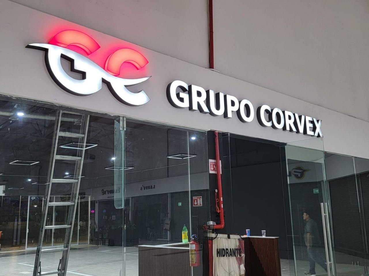El mismo letrero encendido de noche