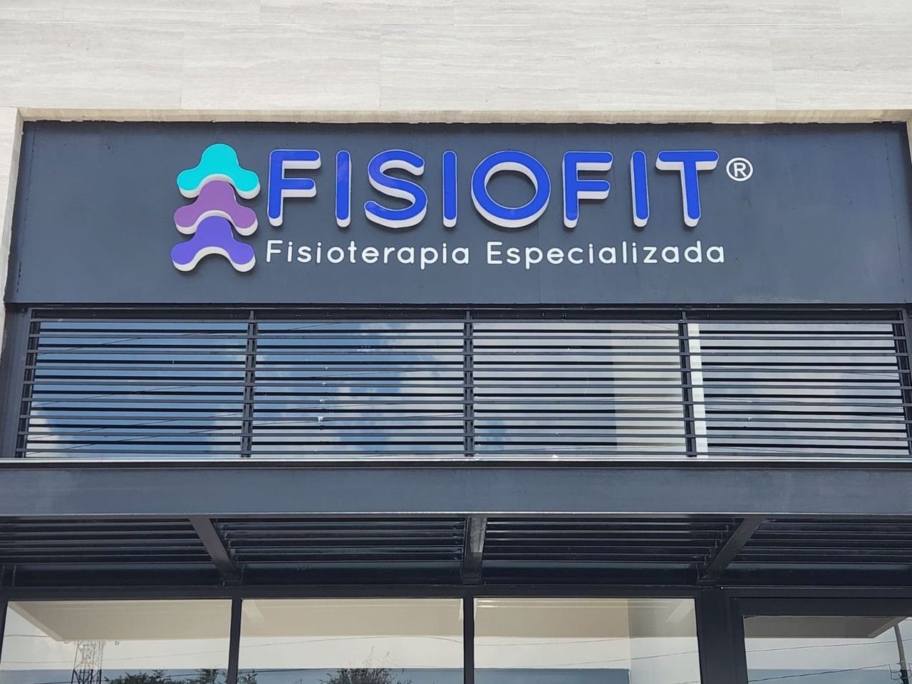 Letrero de Fisiofit de día