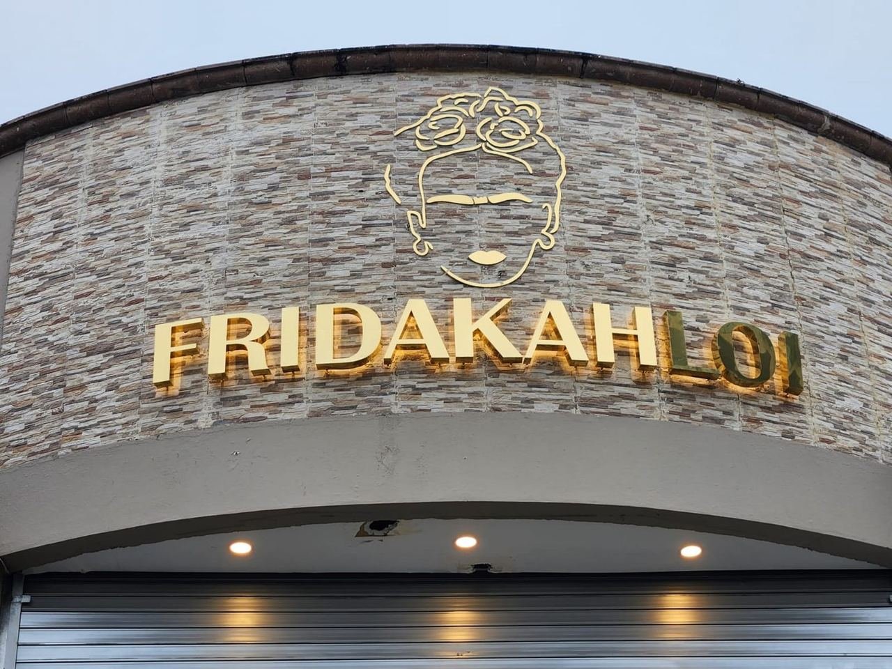 Letras doradas con retroiluminación halo, Fridakahlo