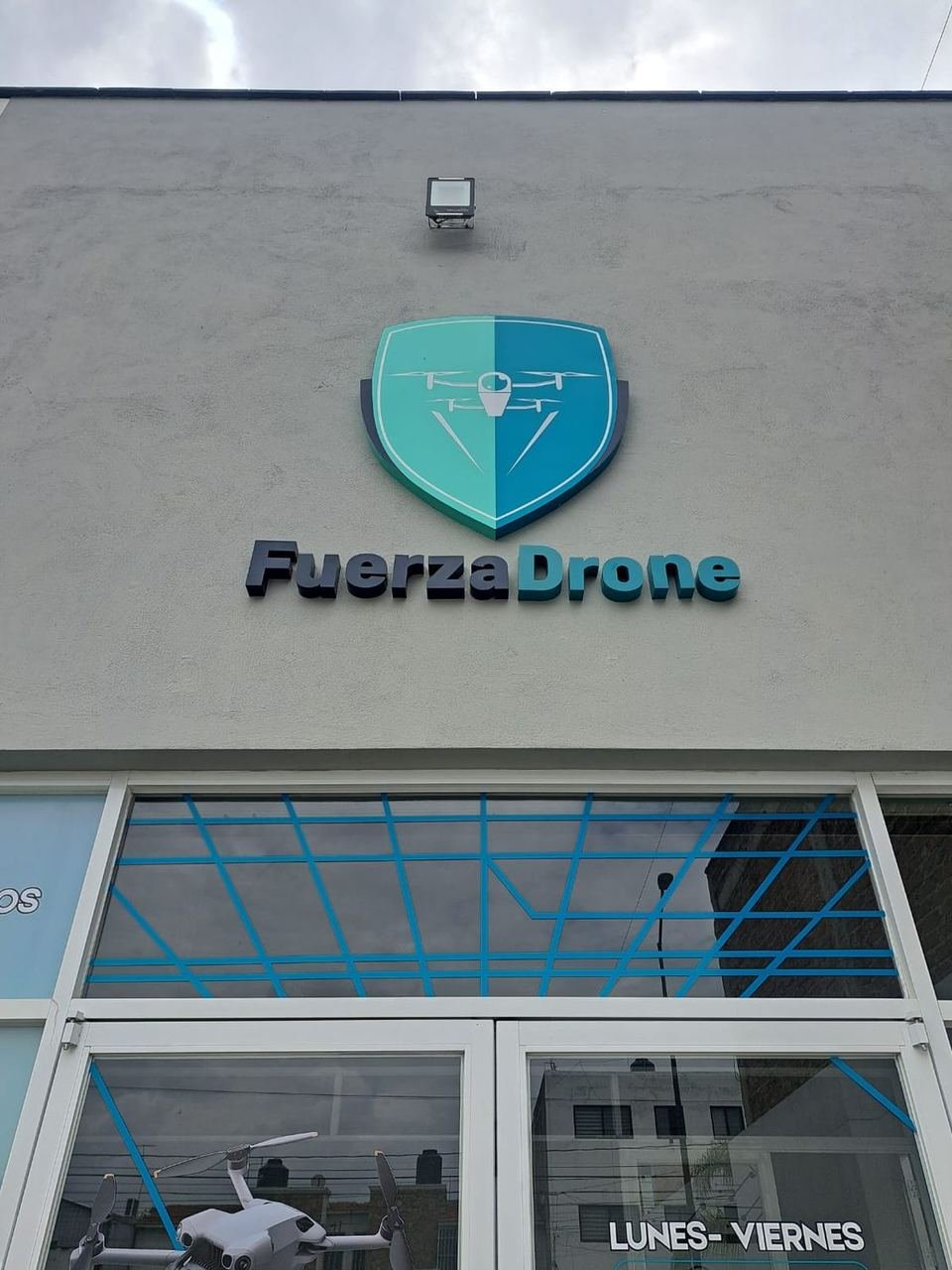 Letras y logotipo tridimensional de Fuerza Drone