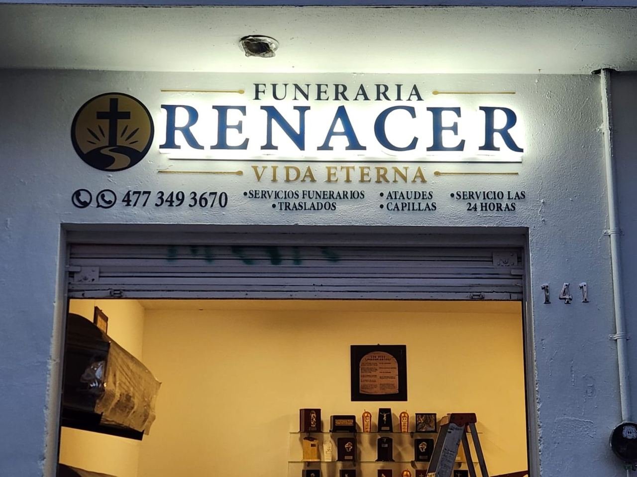 Letrero retroiluminado de Funeraria Renacer