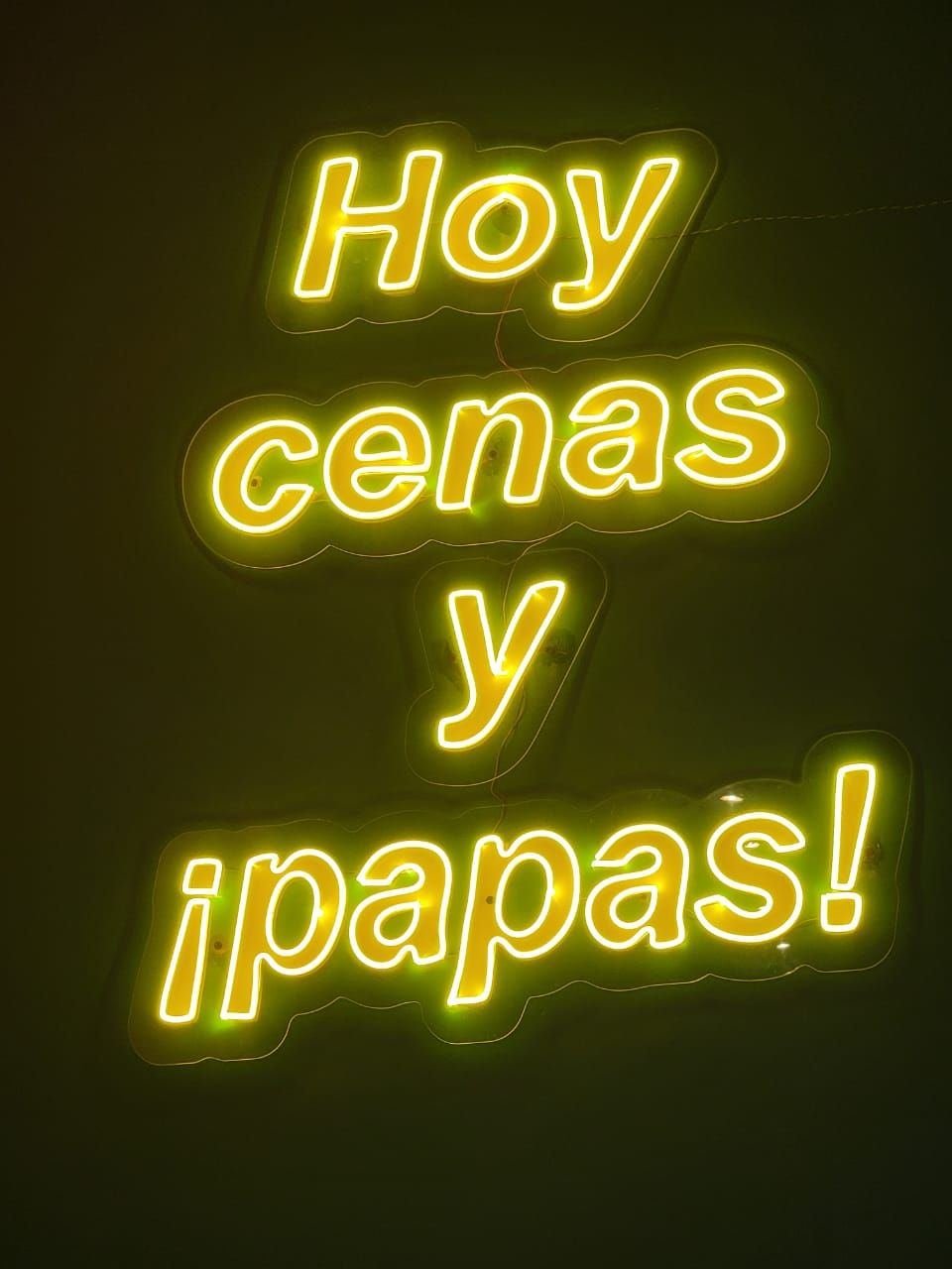 Neón LED amarillo con texto Hoy cenas y papas