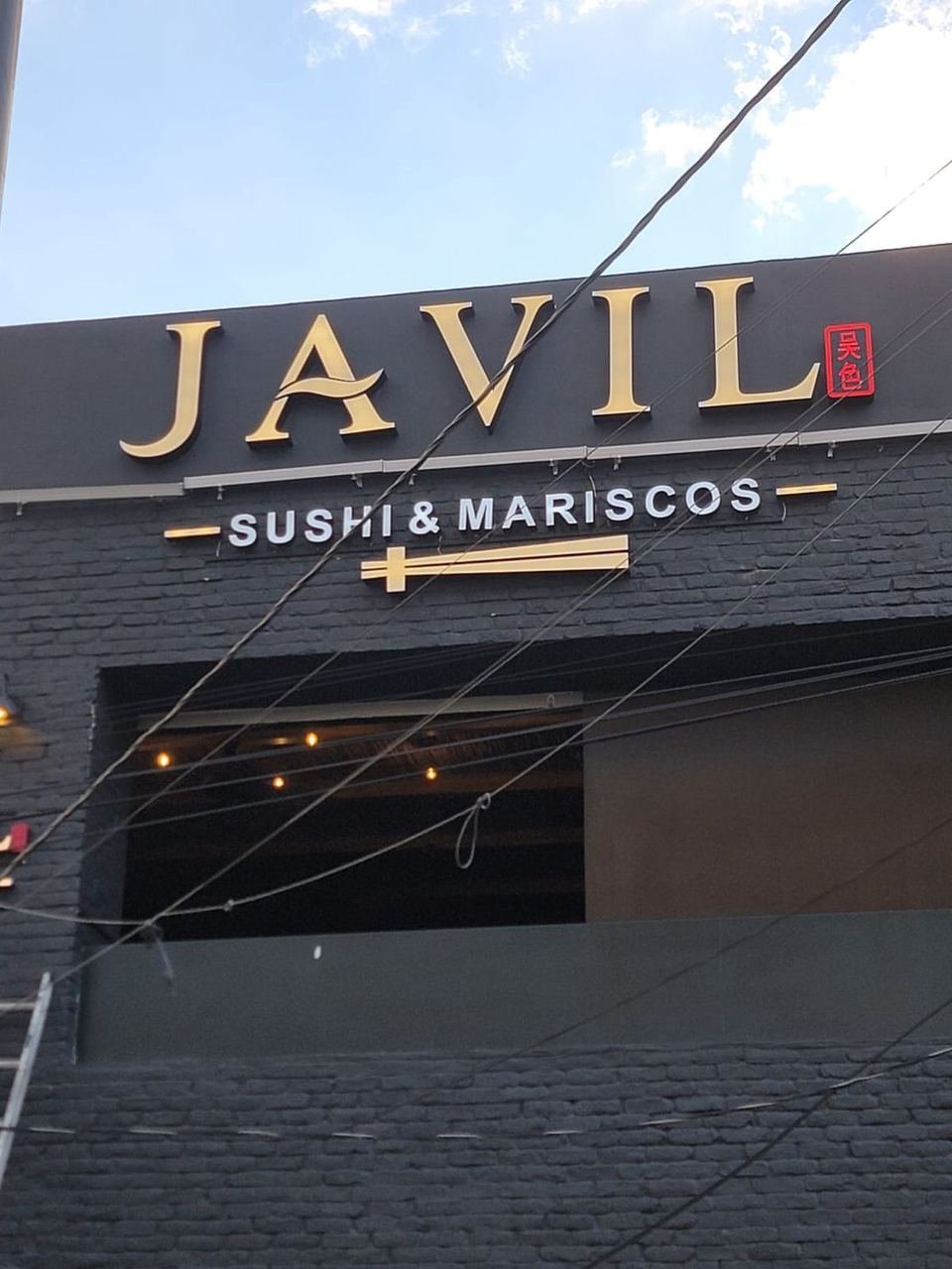 Fachada de Javil Sushi y Mariscos con letras doradas