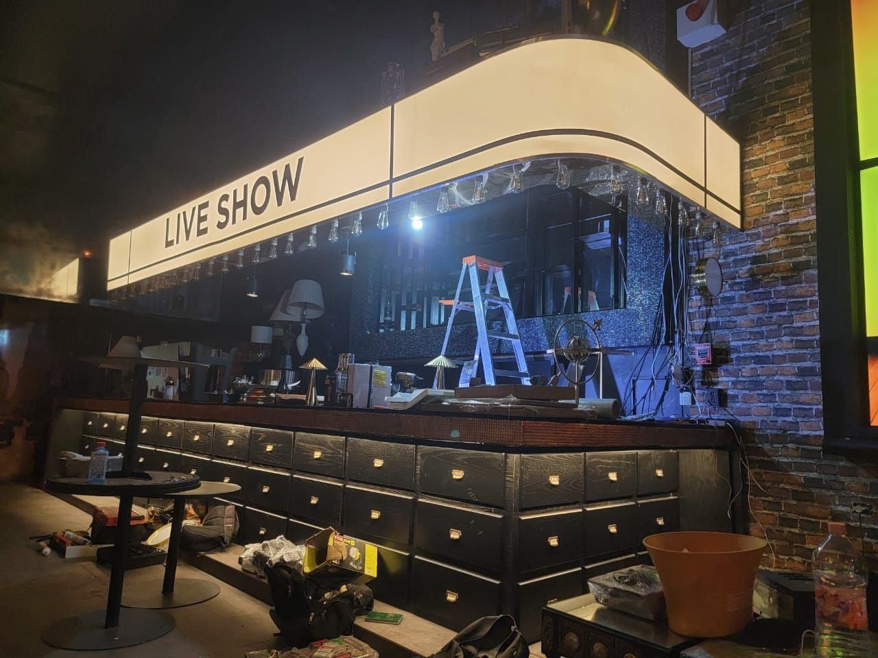 Caja de luz curva sobre barra, Live Show