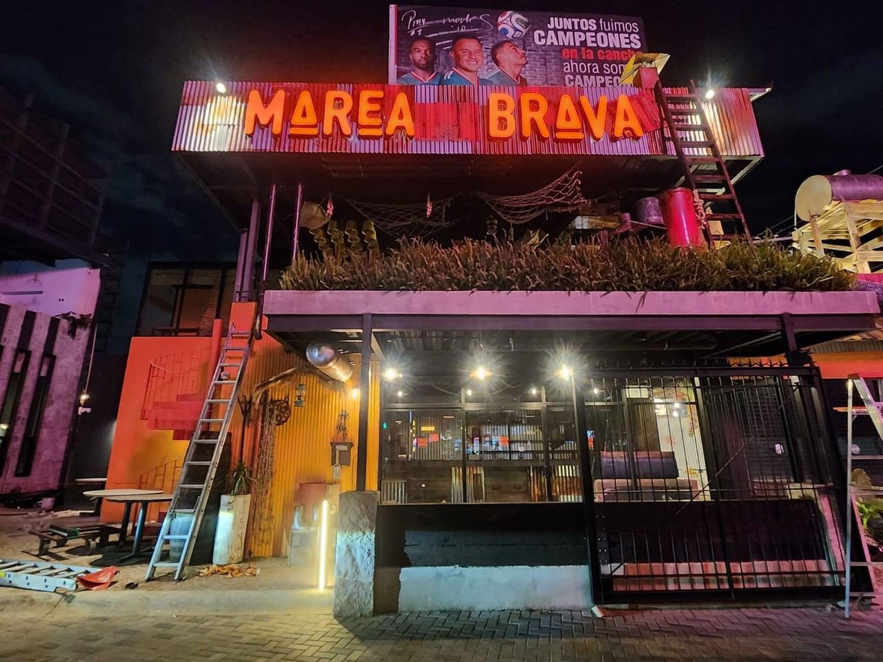 Fachada completa de Marea Brava iluminada