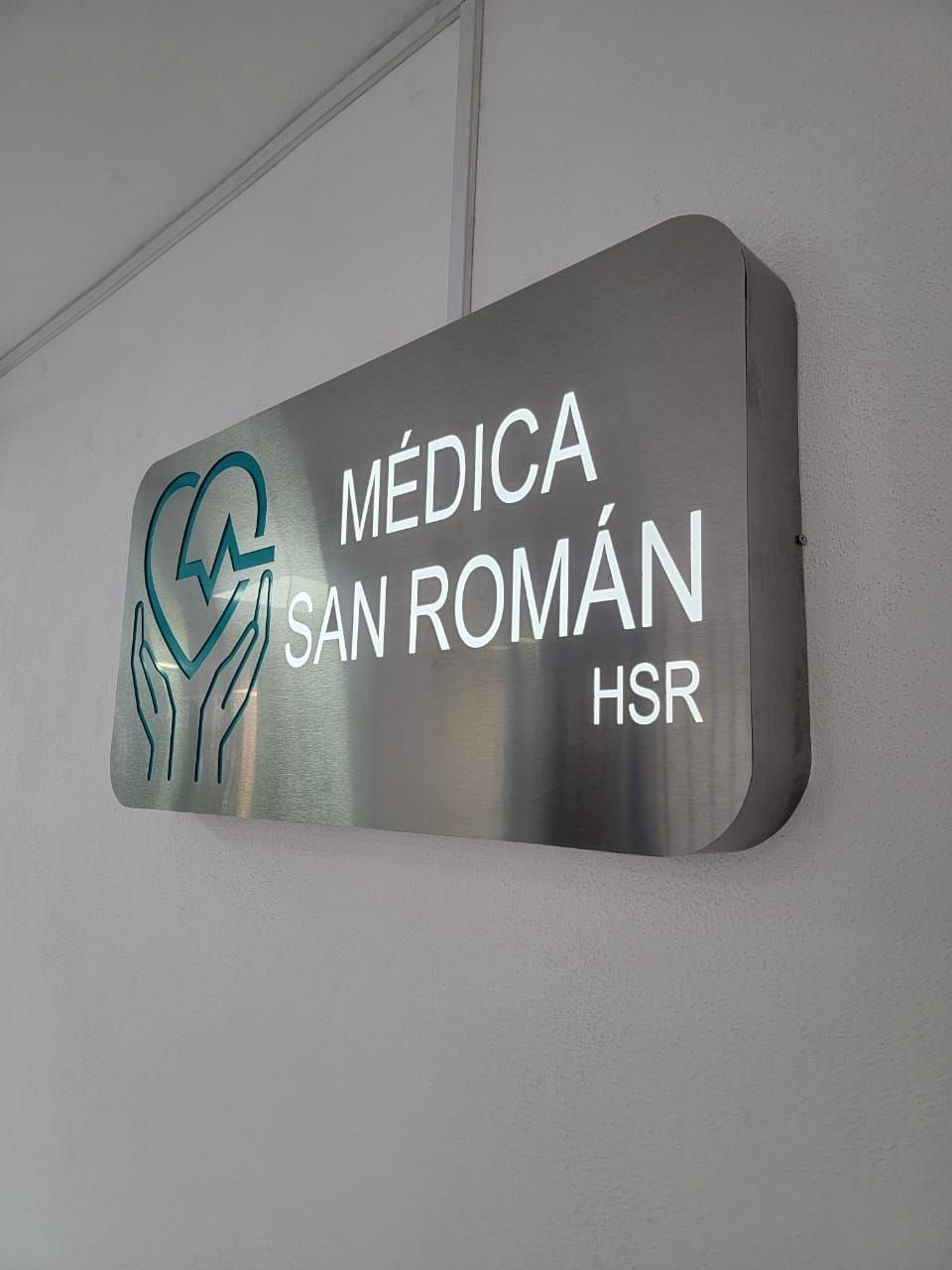 Placa de acero inoxidable retroiluminada, Médica San Román