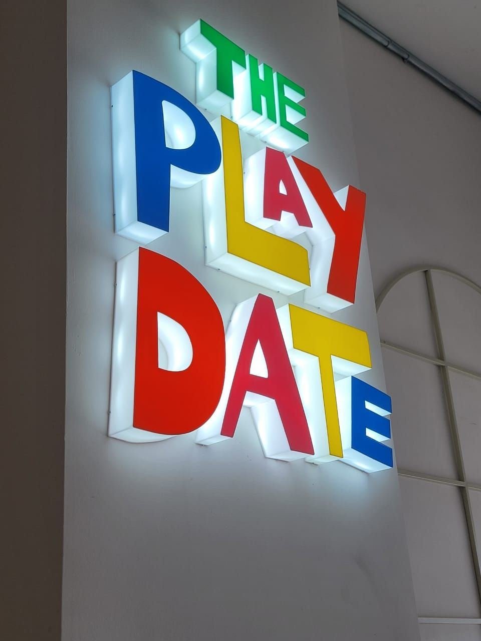Letras de acrílico de color con frente iluminado, The Play Date
